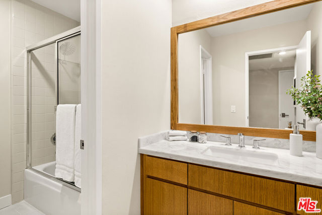 4542 Willis Avenue, Sherman Oaks CA: https://media.crmls.org/mediaz/5ec2f5fe-d4e2-4ec7-8f26-3f1a17a4ff36.jpg