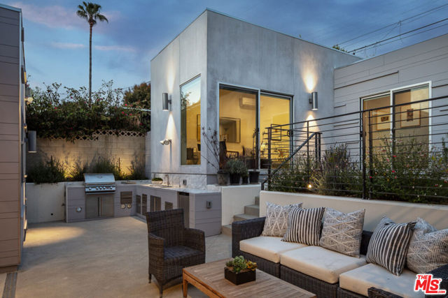 10572 Putney Road, Los Angeles CA: https://media.crmls.org/mediaz/5ec317bb-4c9d-473b-8132-dfc9c89a93bc.jpg