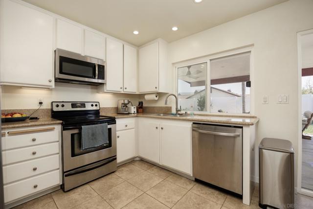 10835 Grand Fork Dr, Santee CA: https://media.crmls.org/mediaz/5ec3264d-8ac0-4d8d-bcc2-aad1bbe027d8.jpg