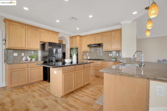 517 Marianna PL, Rio Vista CA: https://media.crmls.org/mediaz/5ec35304-3ee9-48ed-934a-4ea9859ba28a.jpg