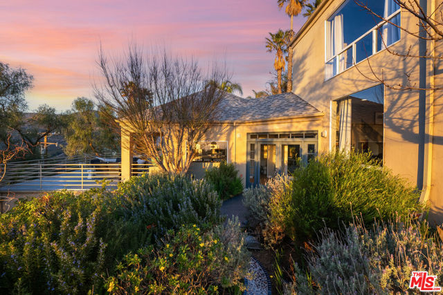4350 Hillview Drive, Malibu CA: https://media.crmls.org/mediaz/5ec3ad64-845f-4ec7-bbad-9dbe08d9a31f.jpg