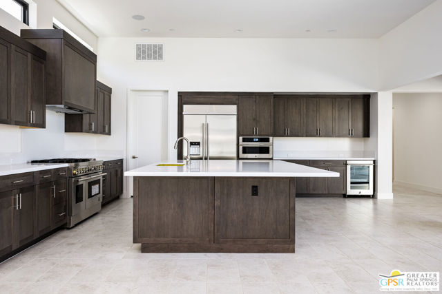 2 Marine Way, Rancho Mirage CA: https://media.crmls.org/mediaz/5ec3fd1c-9626-44cb-a4b0-593509de4e25.jpg