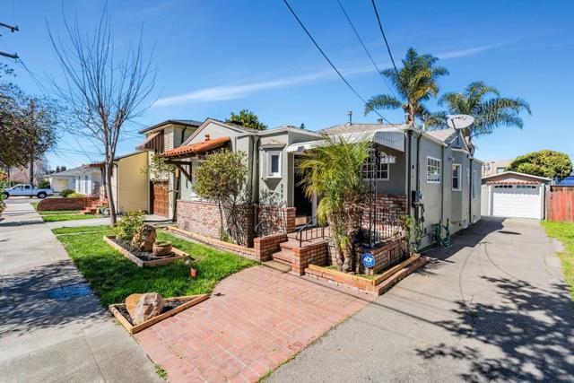284 Garcia Avenue, San Leandro CA: https://media.crmls.org/mediaz/5ec41764-ccd9-4c6f-b7cc-3c0f54f7286b.jpg