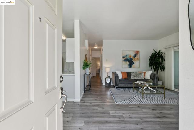 63 Lakeshore Ct, Richmond CA: https://media.crmls.org/mediaz/5ec43332-1ebe-4e98-badf-2454a7d67887.jpg