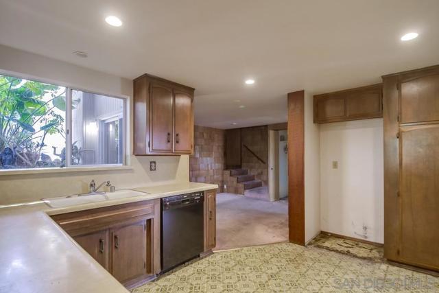 954 Harbor View Dr, San Diego CA: https://media.crmls.org/mediaz/5ec4d091-0c35-447c-bbb6-37b7734c2cc9.jpg