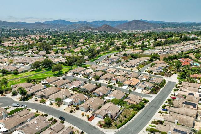 13356 Corte De Comares, San Diego CA: https://media.crmls.org/mediaz/5ec508d8-4997-4805-bada-1ebdf5c6571a.jpg