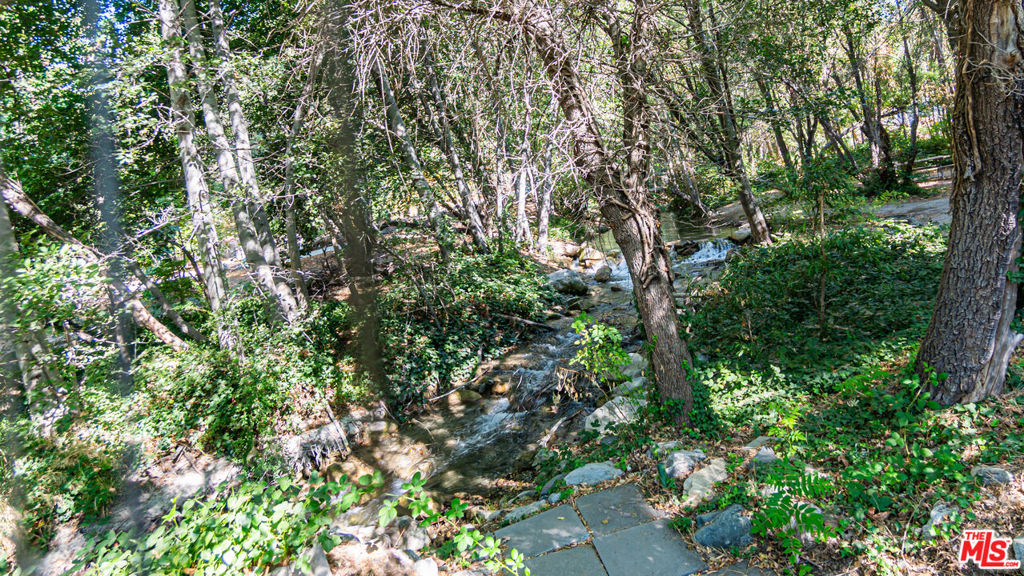 https://media.crmls.org/mediaz/5ec56370-bdaf-4424-af7c-e0249a676b34.jpg?preset=X-Large