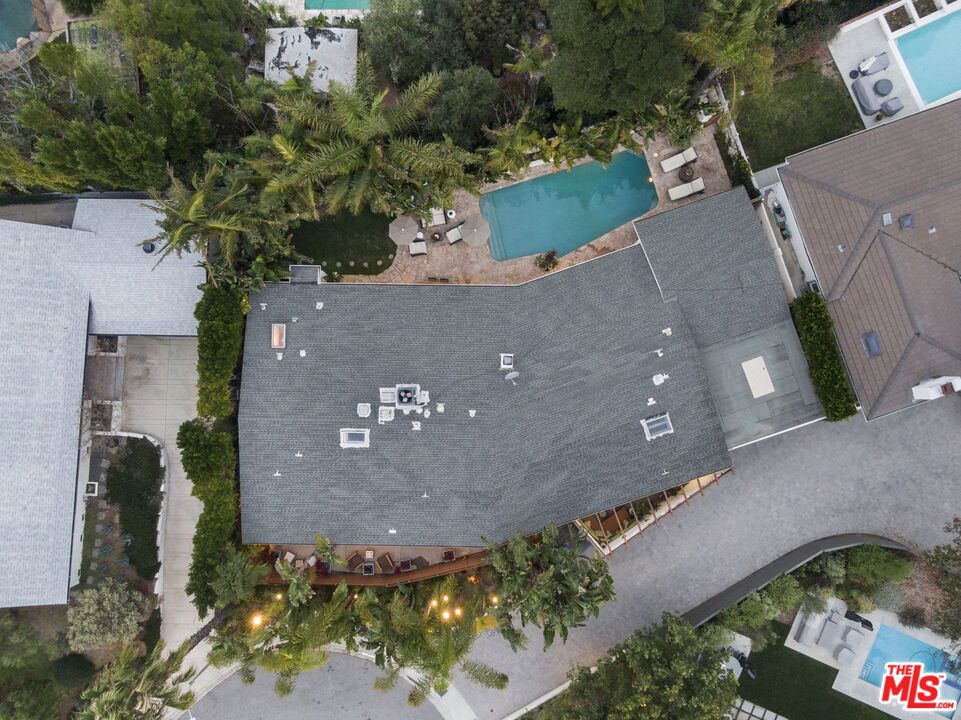 https://media.crmls.org/mediaz/5ec6135a-77f7-43f0-b323-d1a8263dc41c.jpg?preset=X-Large