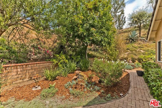 17181 Avenida De La Herradura, Pacific Palisades CA: https://media.crmls.org/mediaz/5ec62335-e428-4a99-90b6-320a861c705f.jpg