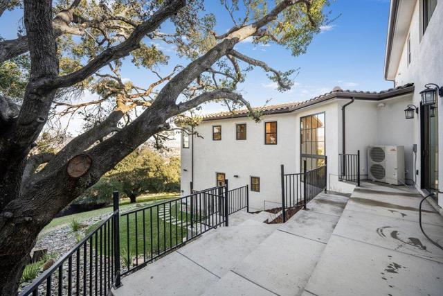 8772 Foxglove Court, Gilroy CA: https://media.crmls.org/mediaz/5ec677d7-84dd-451c-a35a-ddd7fd07359e.jpg
