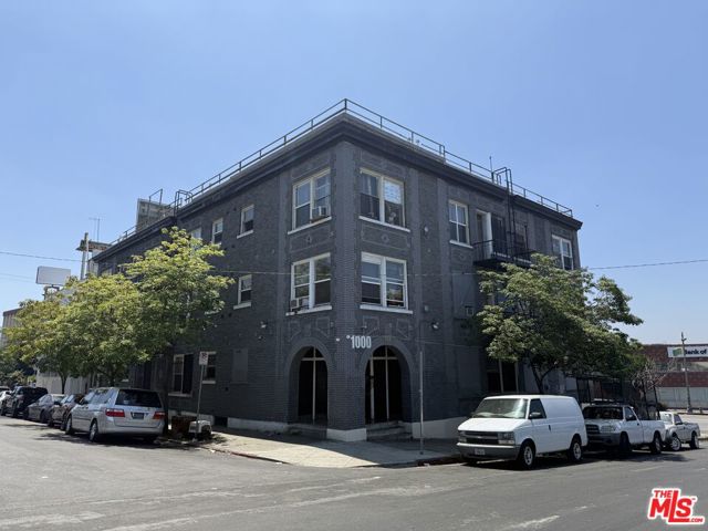 1000 S Grand View Street, Los Angeles CA: https://media.crmls.org/mediaz/5ec80cd9-eff7-4130-a245-7193b2f9b38a.jpg