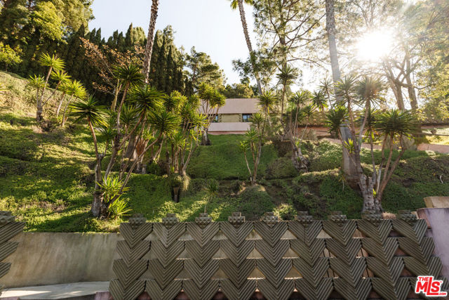 7017 Senalda Road, Los Angeles CA: https://media.crmls.org/mediaz/5ec8c666-2065-481c-8e7a-698e4417a190.jpg