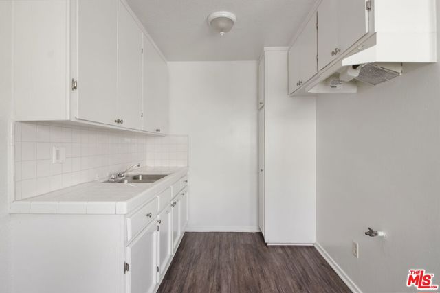11204 S Broadway, Los Angeles CA: https://media.crmls.org/mediaz/5ec8cb72-58ce-475e-ab7d-516872a25946.jpg