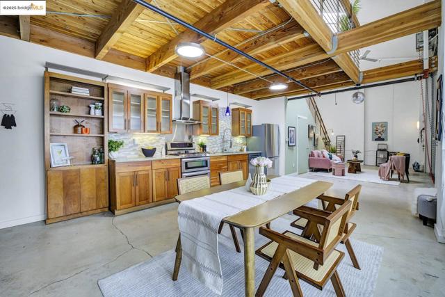 1695 15Th St, Oakland CA: https://media.crmls.org/mediaz/5ec8cf02-8abe-4ab5-bf11-30dc1f87a0d1.jpg