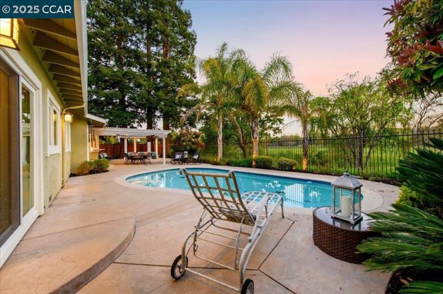 9461 Thunderbird Pl, San Ramon CA: https://media.crmls.org/mediaz/5ec8f30b-2ea4-41cf-9773-65d4915ac6ab.jpg