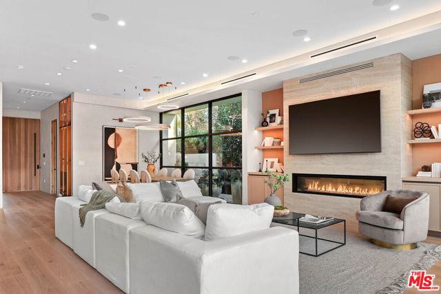 4445 Van Noord Avenue, Studio City CA: https://media.crmls.org/mediaz/5eca4d5c-3e4b-4398-a11a-aa1cecda3952.jpg