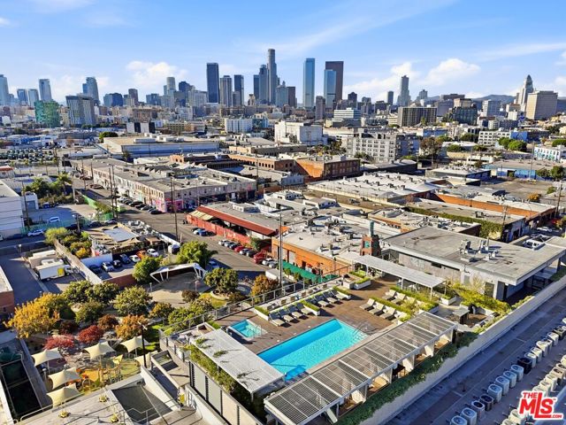 530 S Hewitt Street, Los Angeles CA: https://media.crmls.org/mediaz/5ecae723-47cd-4384-9830-660ba26d7e6c.jpg