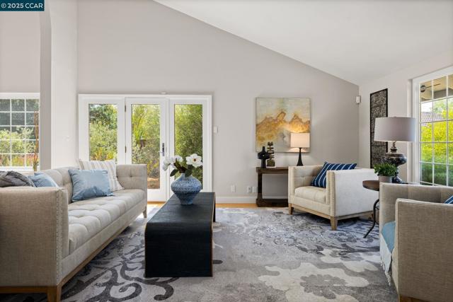 1092 Hillendale Ct, Walnut Creek CA: https://media.crmls.org/mediaz/5ecb7c05-c138-49fe-bcc9-8239e44bb3dd.jpg
