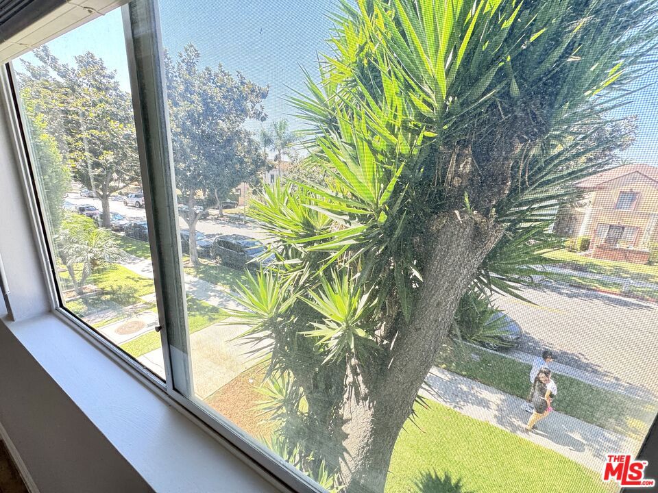 https://media.crmls.org/mediaz/5ecc0d02-809b-47c2-9c33-3f4d1549c4f3.jpg?preset=X-Large