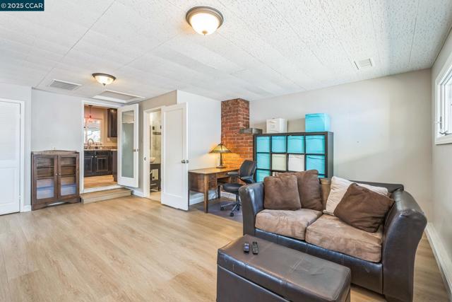 448 Cumberland Dr, Pleasant Hill CA: https://media.crmls.org/mediaz/5ecc5f0b-7feb-4b7a-88e3-4f1abafe62a1.jpg