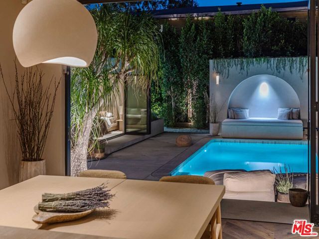 309 N Arden Boulevard, Los Angeles CA: https://media.crmls.org/mediaz/5eccd520-1cdc-4f2e-b016-67b2f5d50756.jpg