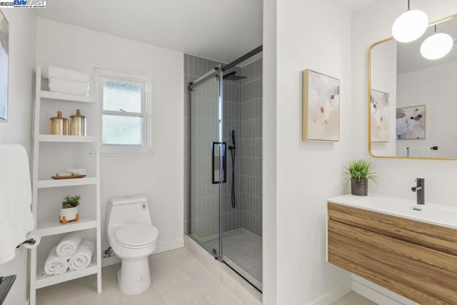 10336 Greenview Dr, Oakland CA: https://media.crmls.org/mediaz/5ece2f41-6136-4212-ada9-46d361504210.jpg