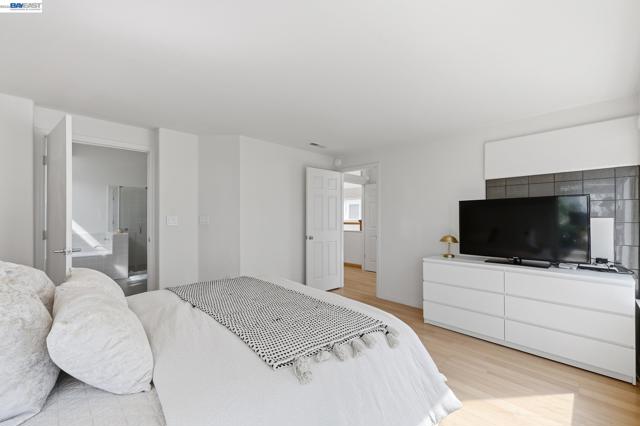 906 Vista Pointe Dr, San Ramon CA: https://media.crmls.org/mediaz/5ecf6841-df52-4778-aee2-baeb7261703a.jpg