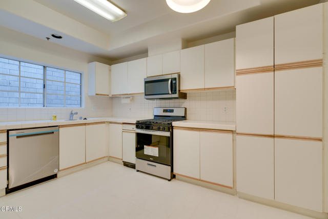 10925 Blix Street, Toluca Lake CA: https://media.crmls.org/mediaz/5ecf9102-52c4-4ea2-86e1-e0e0867e698c.jpg