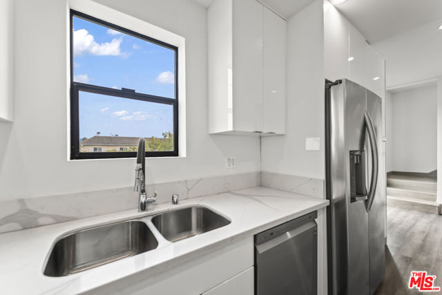 1254 9th Street, Santa Monica CA: https://media.crmls.org/mediaz/5ed012ee-d36f-477e-b84c-bc234118cbb2.jpg