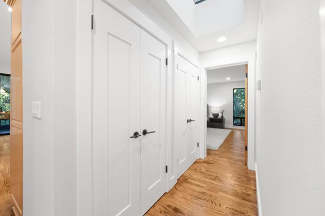 21 Valley Oak Street, Portola Valley CA: https://media.crmls.org/mediaz/5ed0e1e2-3a7d-4a7c-812b-595ff7e944b2.jpg