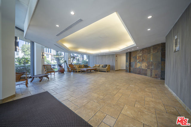 750 S Spaulding Avenue, Los Angeles CA: https://media.crmls.org/mediaz/5ed14037-1e15-4523-a981-ad1102e60bf4.jpg