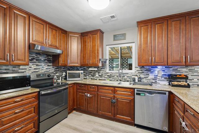 Detail Gallery Image 11 of 37 For 1219 Wren St, San Diego,  CA 92114 - 5 Beds | 4 Baths