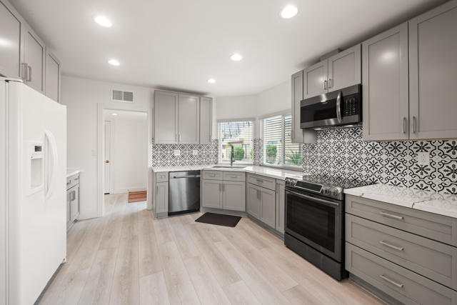 72516 Sandstone Lane, Palm Desert CA: https://media.crmls.org/mediaz/5ed28f18-053c-4d88-9b5a-1e0fde977837.jpg