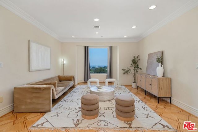 16980 Escalon Drive, Encino CA: https://media.crmls.org/mediaz/5ed29bff-0754-43f4-894a-1268a31cac1a.jpg