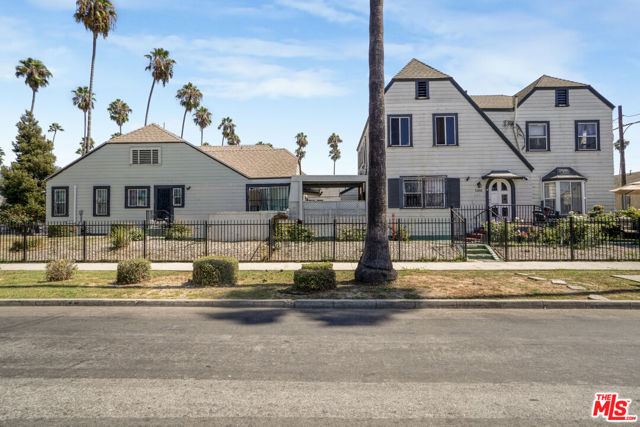 2074 W 54th Street, Los Angeles CA: https://media.crmls.org/mediaz/5ed2d5c7-178d-4568-85f1-260b11ffc8db.jpg