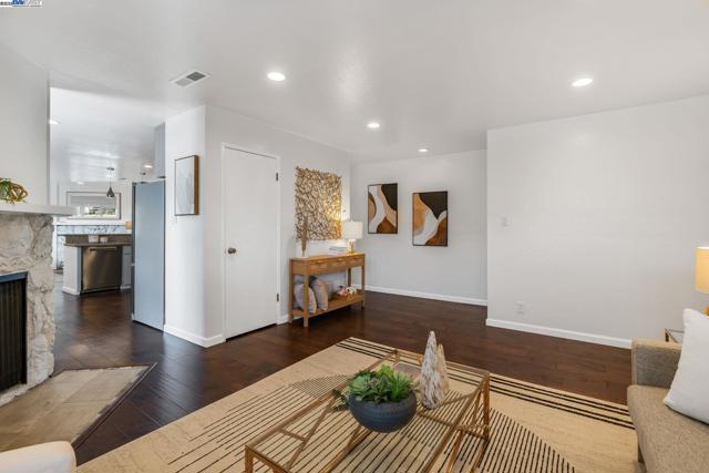 1233 Broadway, Alameda CA: https://media.crmls.org/mediaz/5ed3aad8-49f2-4112-aae5-35eb3cc19117.jpg