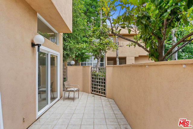 18730 Hatteras Street, Tarzana CA: https://media.crmls.org/mediaz/5ed3fd3c-1148-44ba-93b2-df7fe152856b.jpg