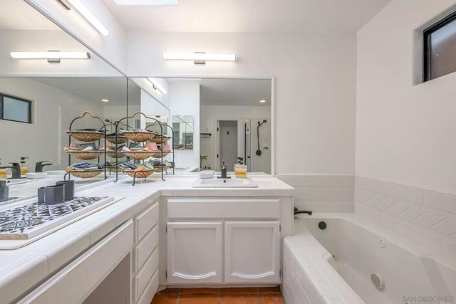 1761 Winterwarm Dr, Fallbrook CA: https://media.crmls.org/mediaz/5ed47f89-8069-443b-a573-4e417e7c984b.jpg