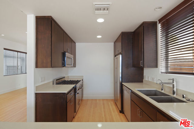 43 Ozone Avenue, B photo 13