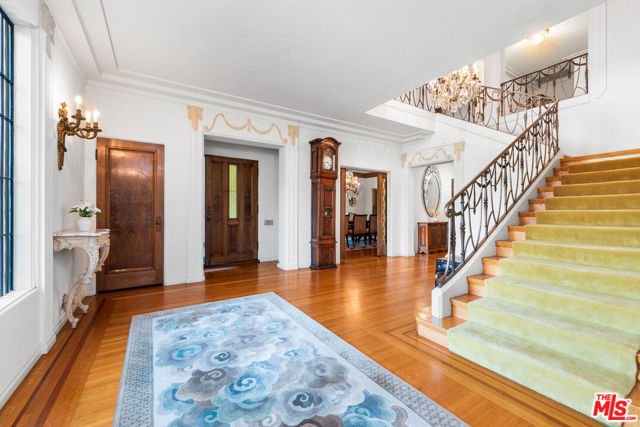 191 S Hudson Avenue, Los Angeles CA: https://media.crmls.org/mediaz/5ed5356c-73c5-47f1-94a3-3ffa65066296.jpg