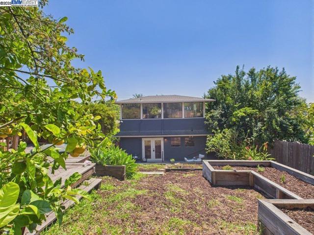 4418 Virginia Ave, Oakland CA: https://media.crmls.org/mediaz/5ed680ca-3cb3-48b3-8f38-023cc0db329f.jpg