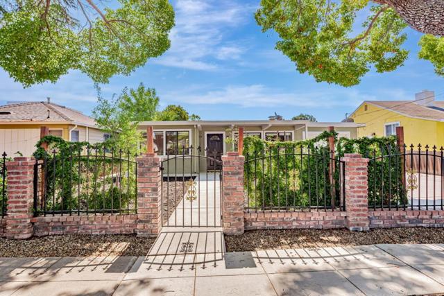 1312 Carlton Avenue, Menlo Park CA: https://media.crmls.org/mediaz/5ed69416-7326-4fec-b842-627ed0eda3c3.jpg
