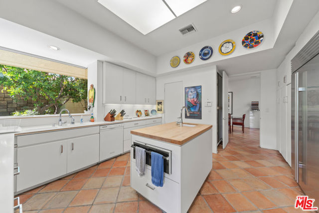 7 Churchill Lane, Rancho Mirage CA: https://media.crmls.org/mediaz/5ed871c7-dc72-4747-a4ae-841b6fb70991.jpg