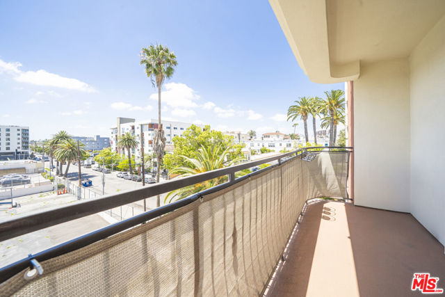 944 S Serrano Avenue, Los Angeles CA: https://media.crmls.org/mediaz/5ed8c60c-3cdb-4ccb-8182-83e38f44a6f7.jpg