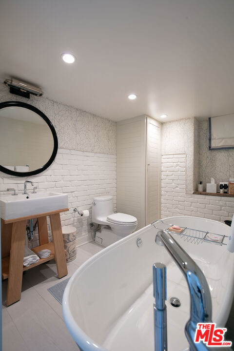 271 Amalfi Drive, Santa Monica CA: https://media.crmls.org/mediaz/5ed915ac-e1ae-4617-bc73-d725e4b5ab1f.jpg