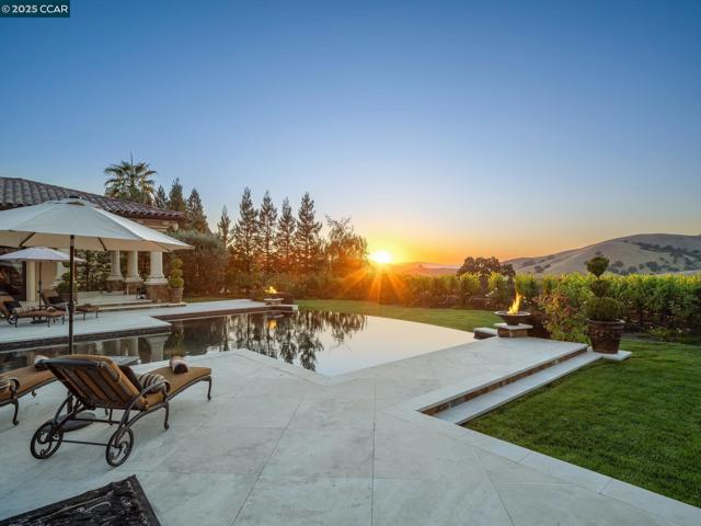 940 Eagle Ridge Dr, Danville CA: https://media.crmls.org/mediaz/5ed9baa8-977b-4e49-9672-777f1f9d5d7d.jpg