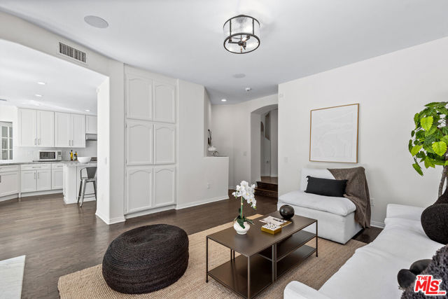 4744 Norwich Avenue, Sherman Oaks CA: https://media.crmls.org/mediaz/5ed9c6f7-969f-47c4-abab-0c6d8ddf0641.jpg
