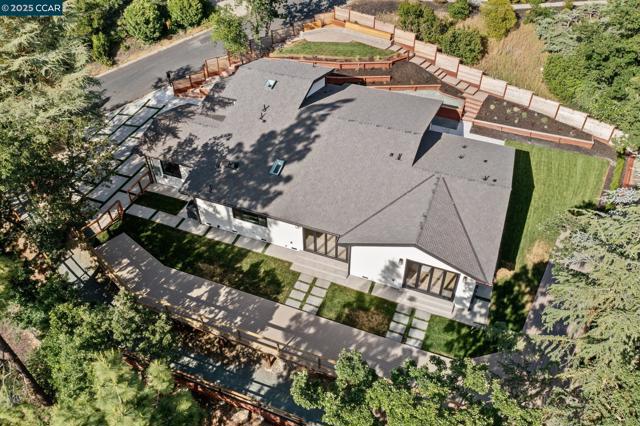 17 Julianne Ct, Walnut Creek CA: https://media.crmls.org/mediaz/5eda47b2-b53d-4244-9dc2-2a6ea9db4612.jpg