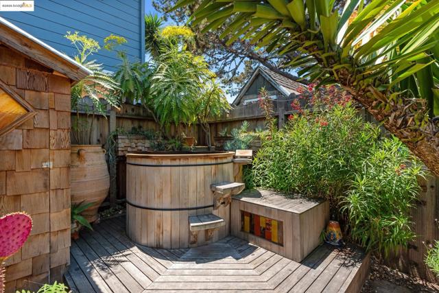 6521 Herzog St, Oakland CA: https://media.crmls.org/mediaz/5eda9214-d7c0-48a3-802c-fcc78782f4df.jpg