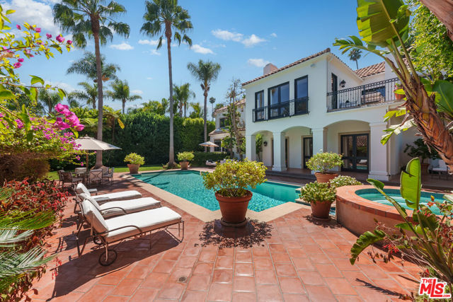 812 N Bedford Drive, Beverly Hills CA: https://media.crmls.org/mediaz/5edad442-33a4-4e21-9a8e-ca159a6a9f38.jpg